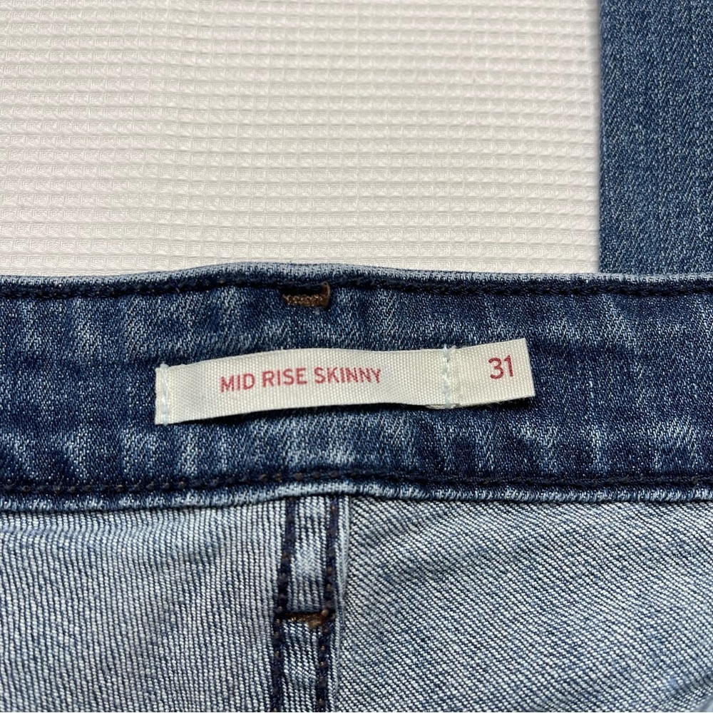 Levis Medium Washed Mid Rise Skinny Jeans (31)‎ - Picture 8 of 11